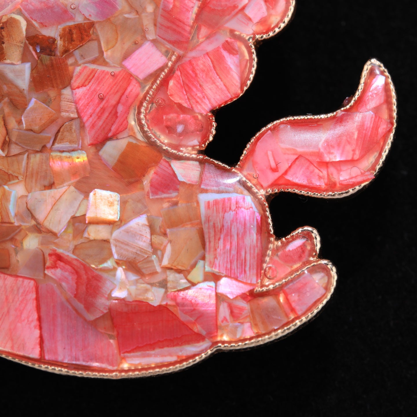 Close up of mother of pearl,nacre shell brooch＆puppy brooch with pink tone 